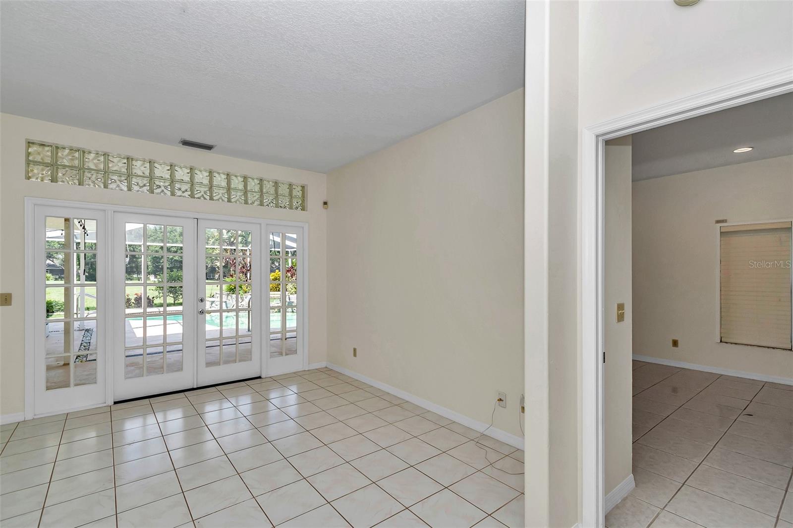 Listing photo id 19 for 5210 Camberlea Avenue