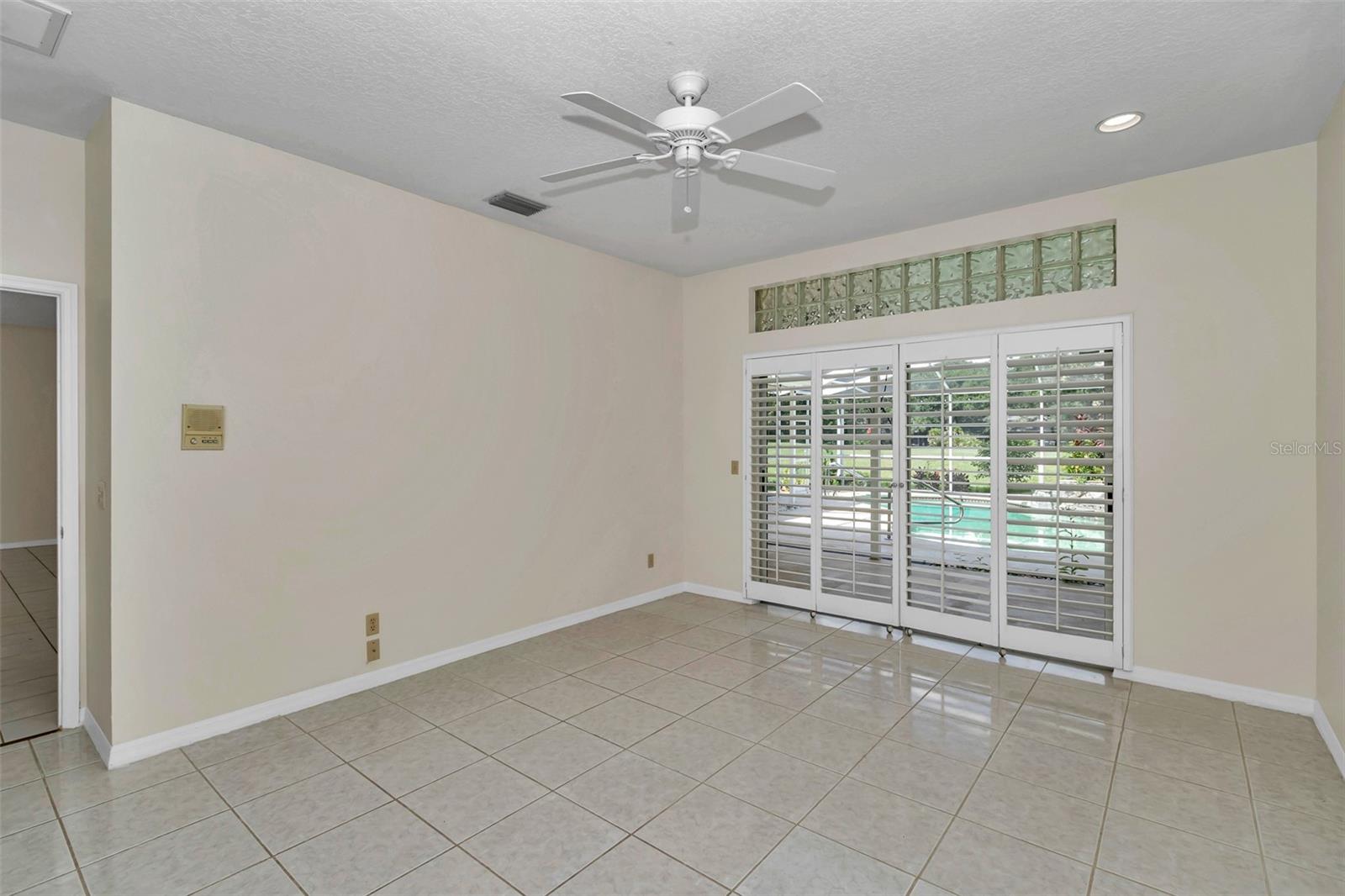 Listing photo id 21 for 5210 Camberlea Avenue