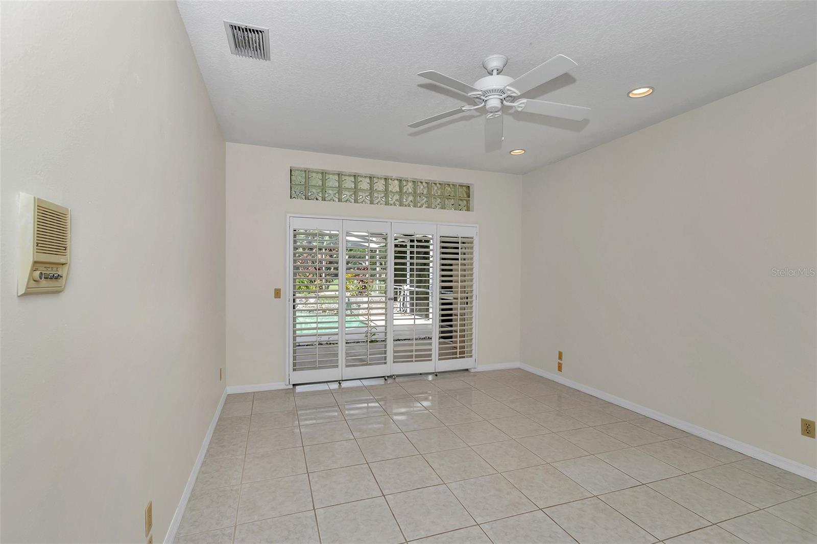 Listing photo id 22 for 5210 Camberlea Avenue