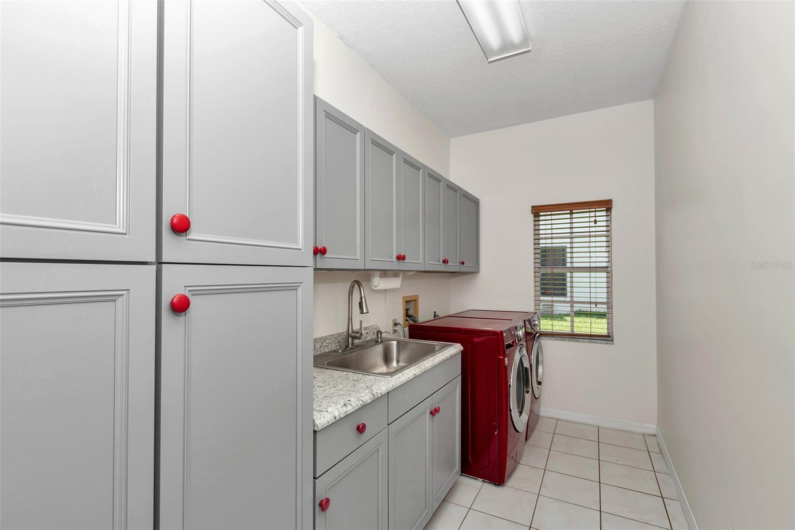Listing photo id 33 for 5210 Camberlea Avenue