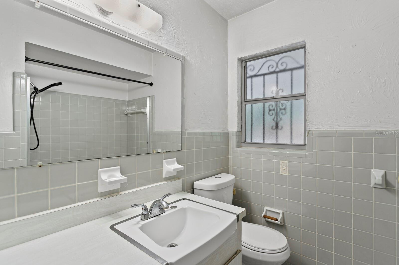 Image 16 of 27 For 107 Woodlawn Avenue