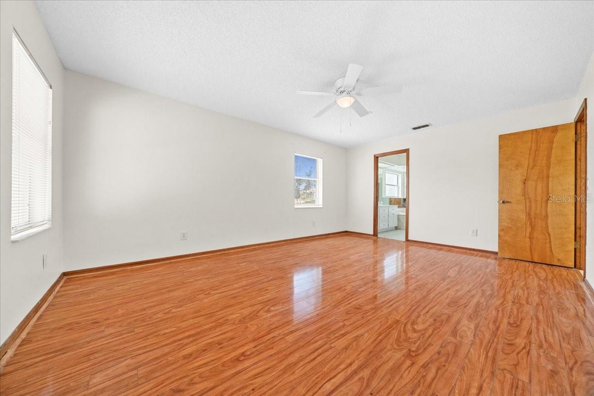 Image 18 of 39 For 17469 35th Avenue Road