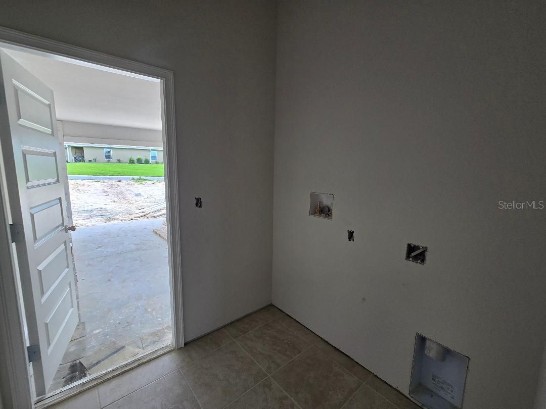 Listing photo id 8 for 455 Rexford Drive