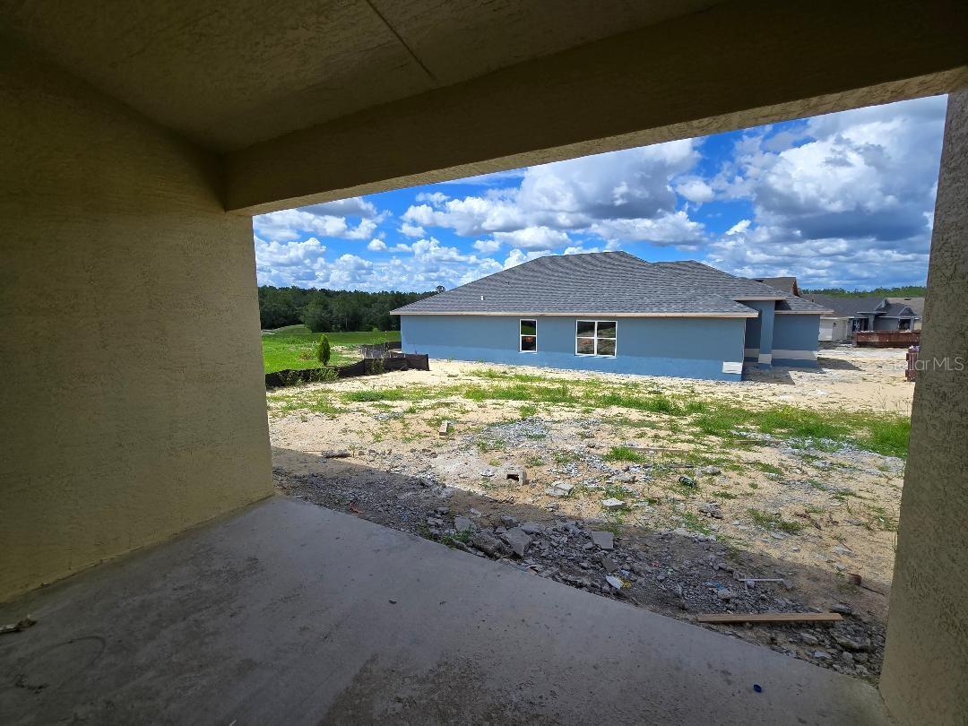 Listing photo id 10 for 455 Rexford Drive