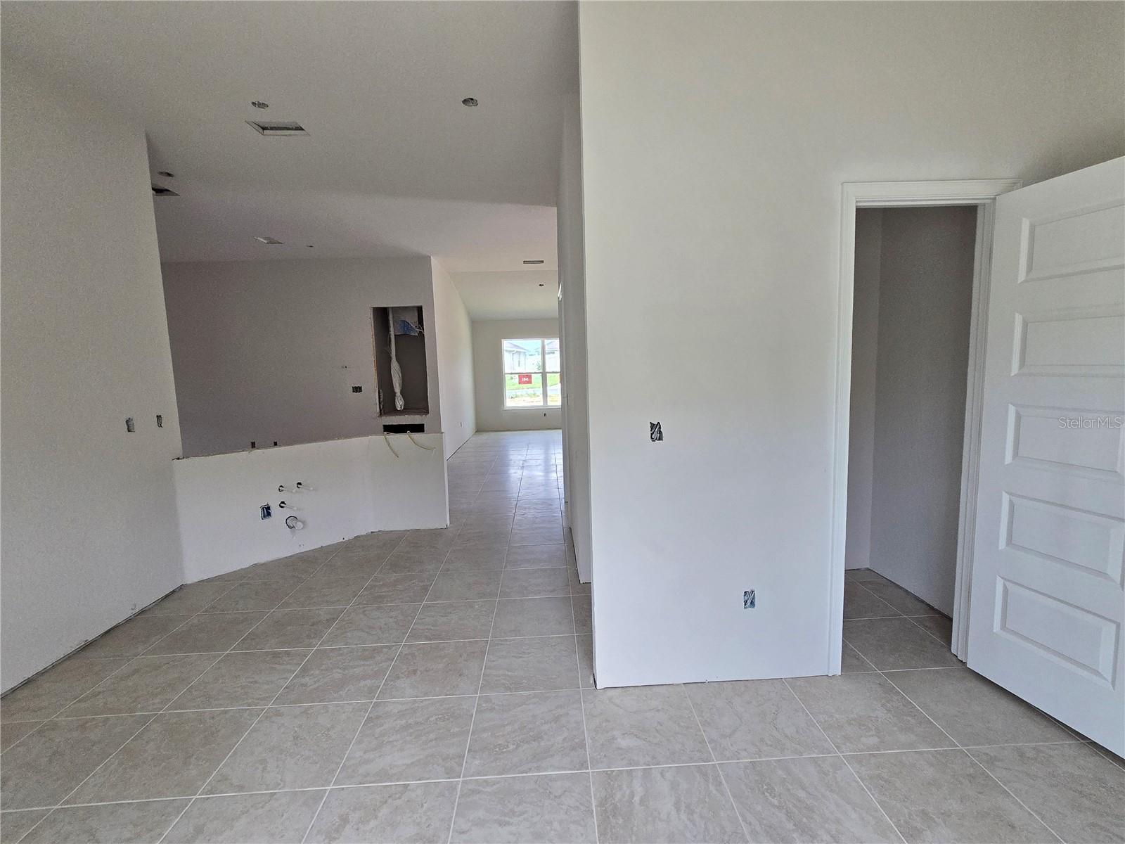 Listing photo id 5 for 455 Rexford Drive