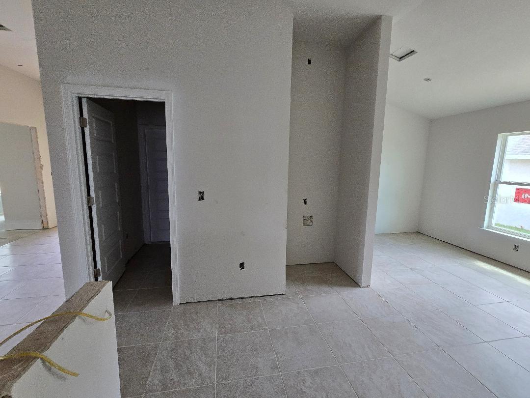 Listing photo id 6 for 455 Rexford Drive