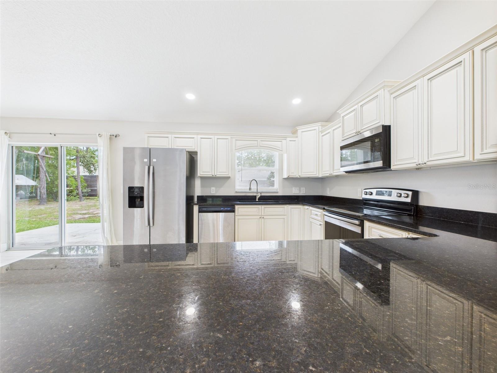 Listing photo id 8 for 1899 Oliver Drive