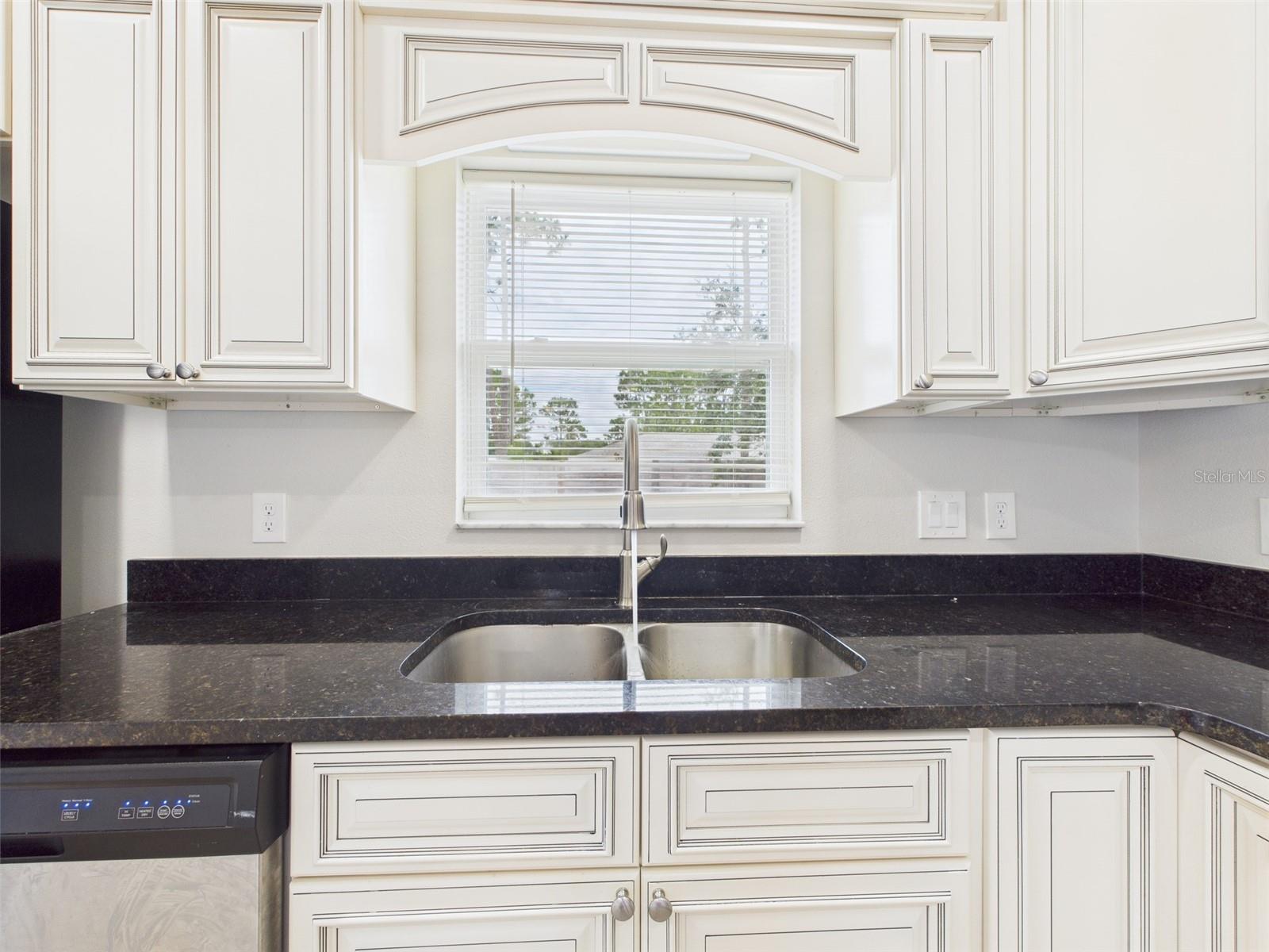 Listing photo id 9 for 1899 Oliver Drive