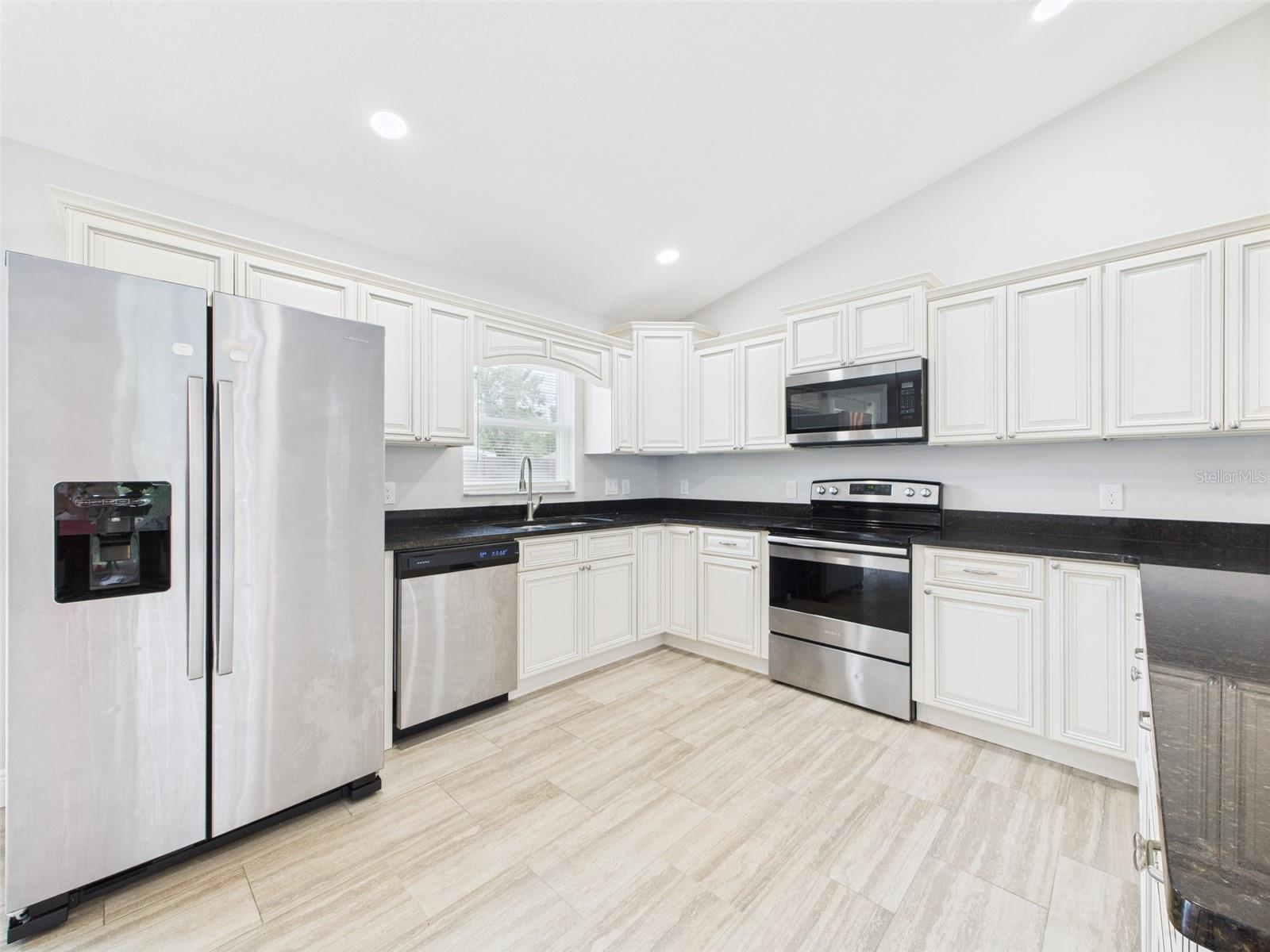 Listing photo id 10 for 1899 Oliver Drive