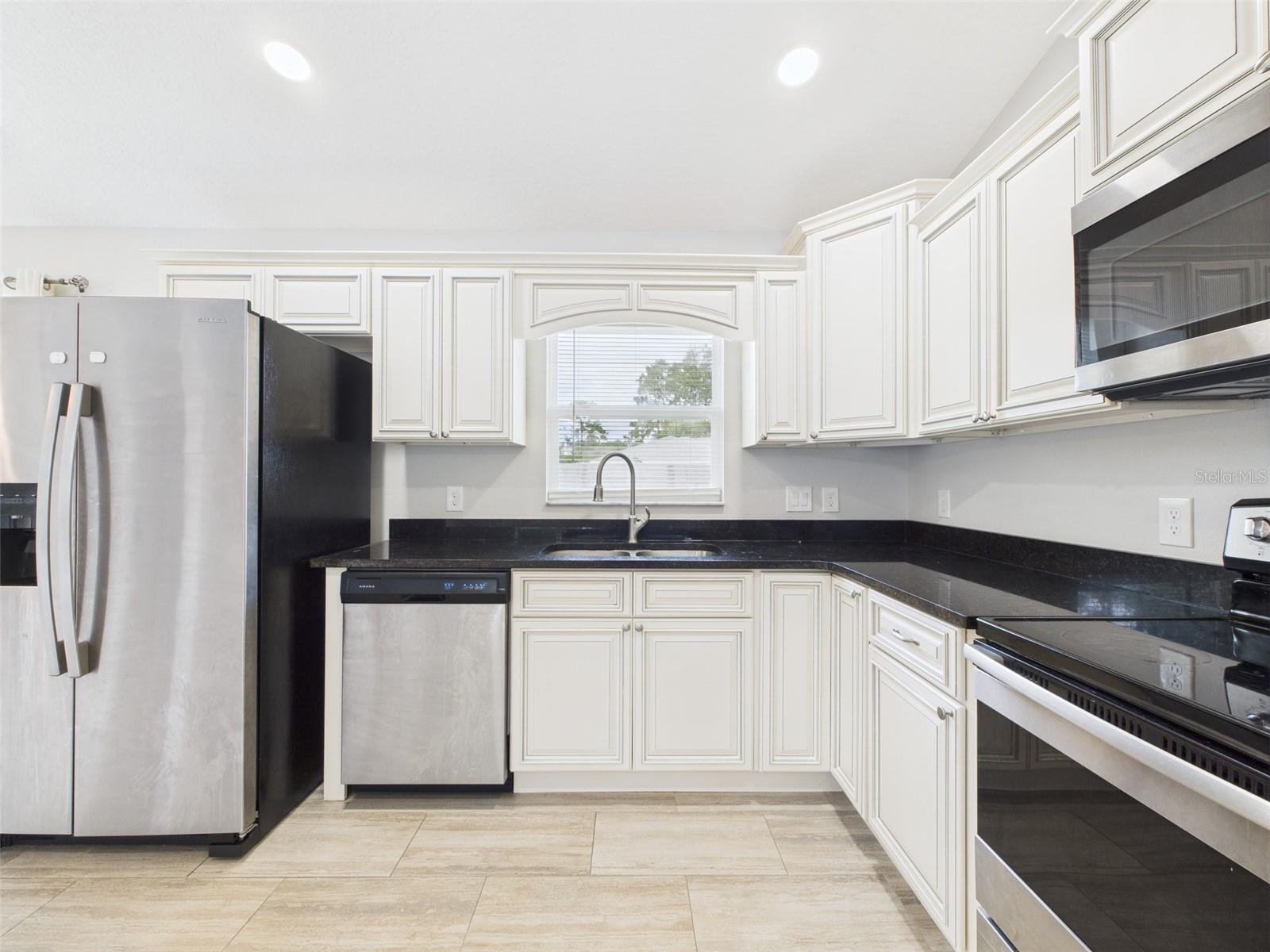 Listing photo id 11 for 1899 Oliver Drive