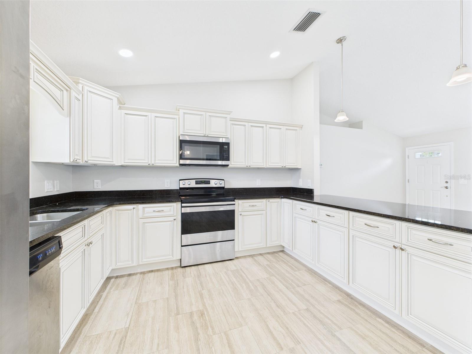 Listing photo id 12 for 1899 Oliver Drive