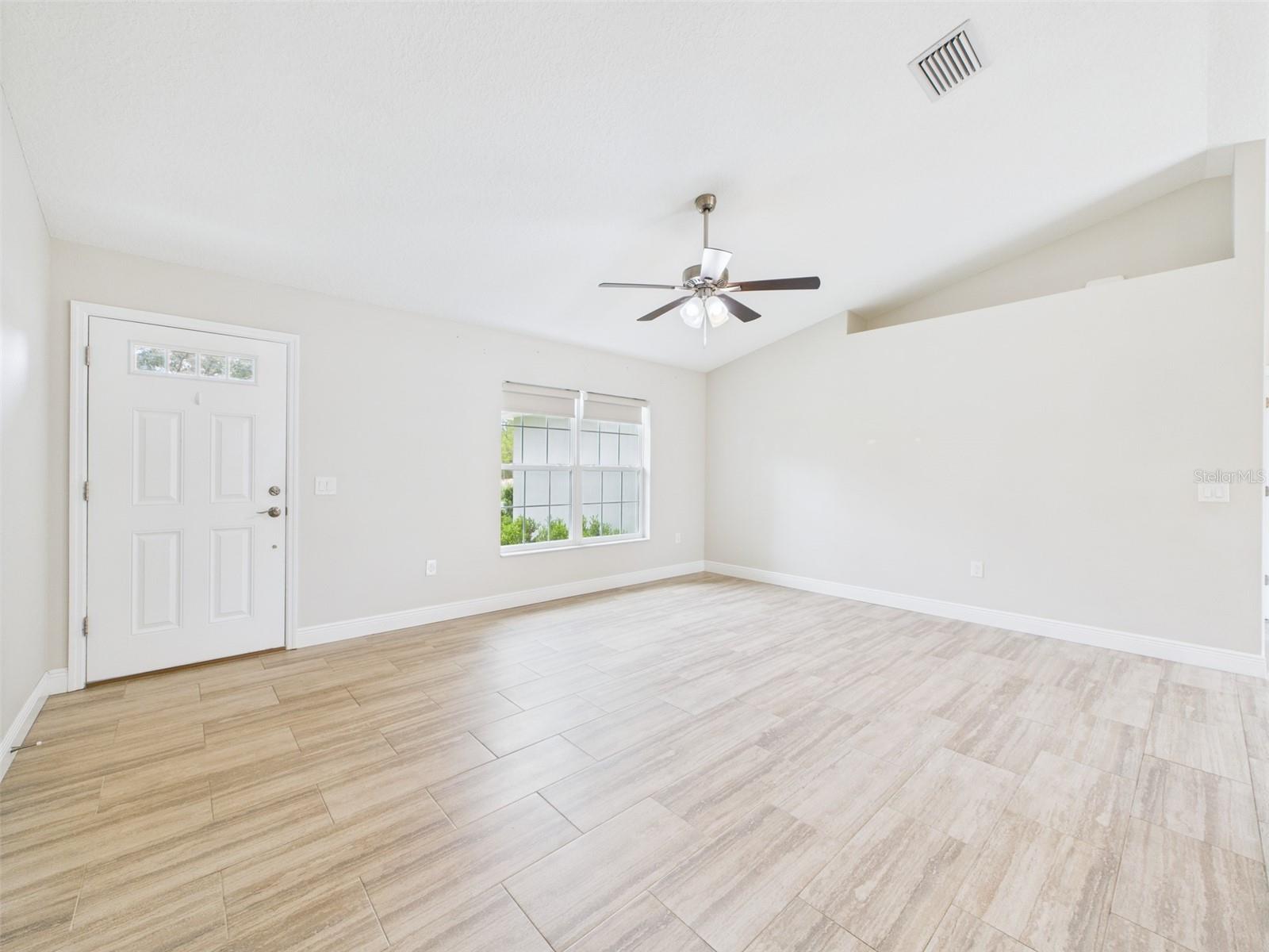 Listing photo id 13 for 1899 Oliver Drive