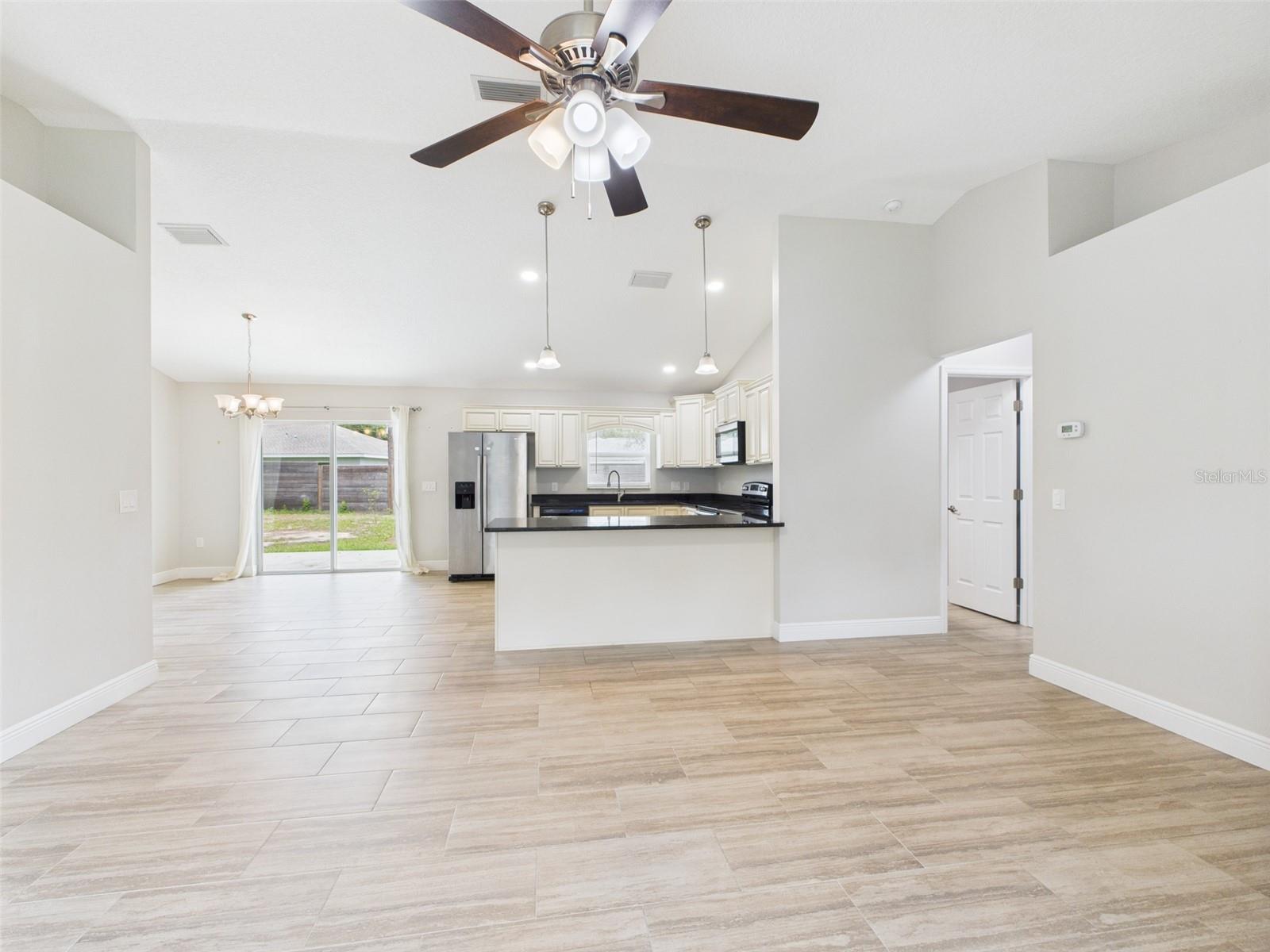 Listing photo id 14 for 1899 Oliver Drive