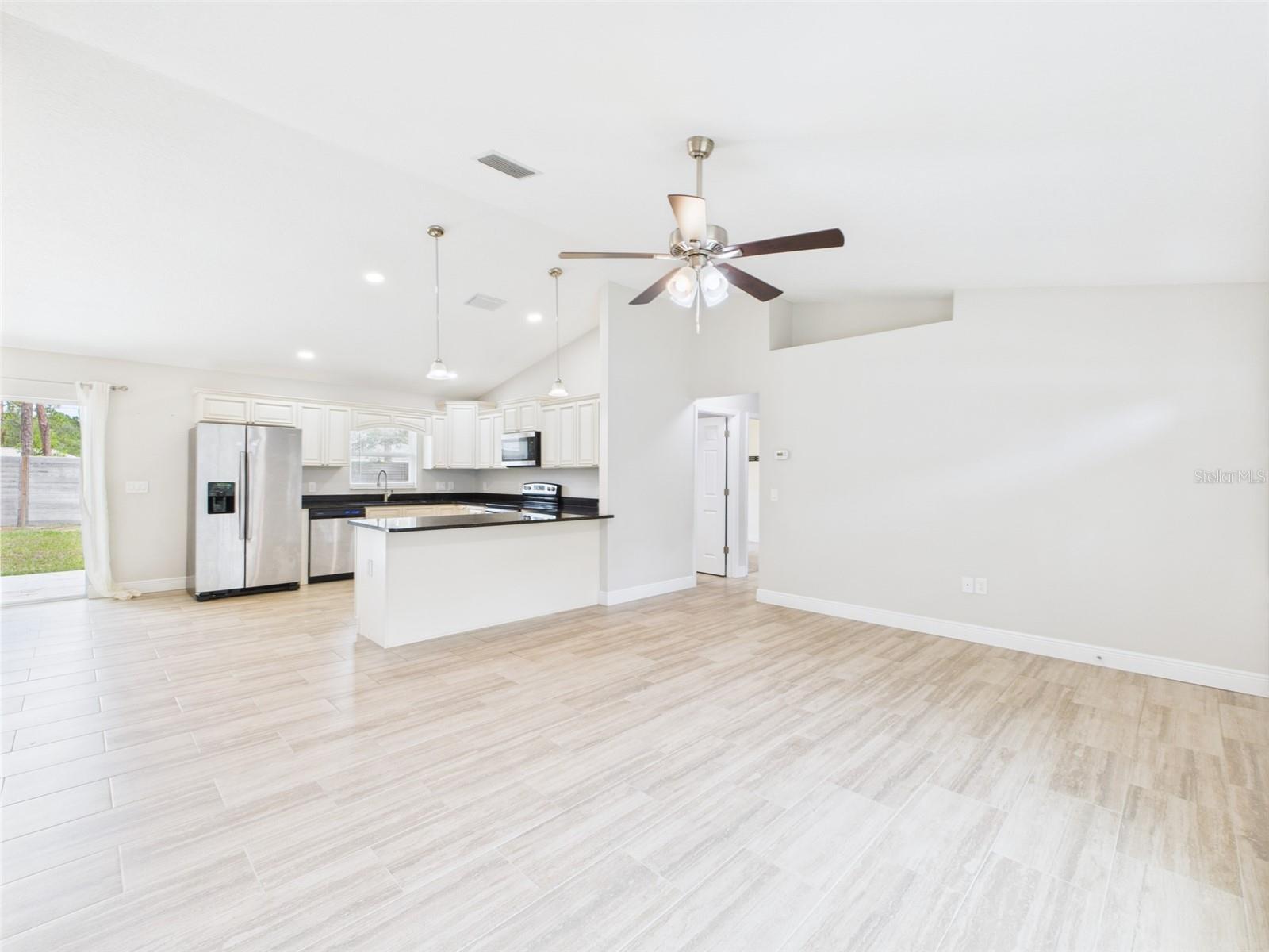 Listing photo id 15 for 1899 Oliver Drive
