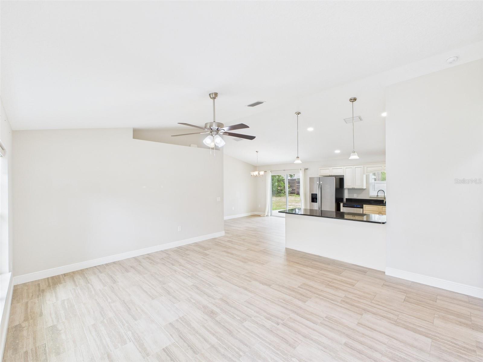 Listing photo id 1 for 1899 Oliver Drive