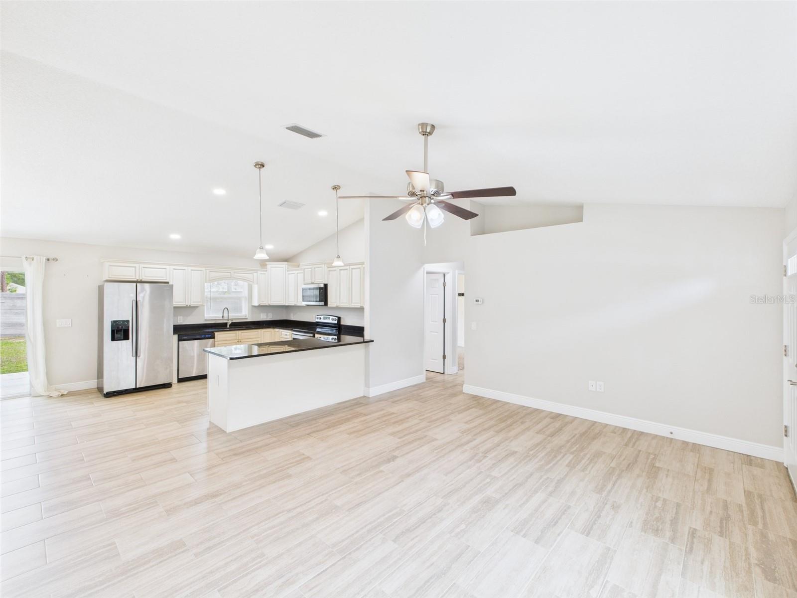 Listing photo id 2 for 1899 Oliver Drive