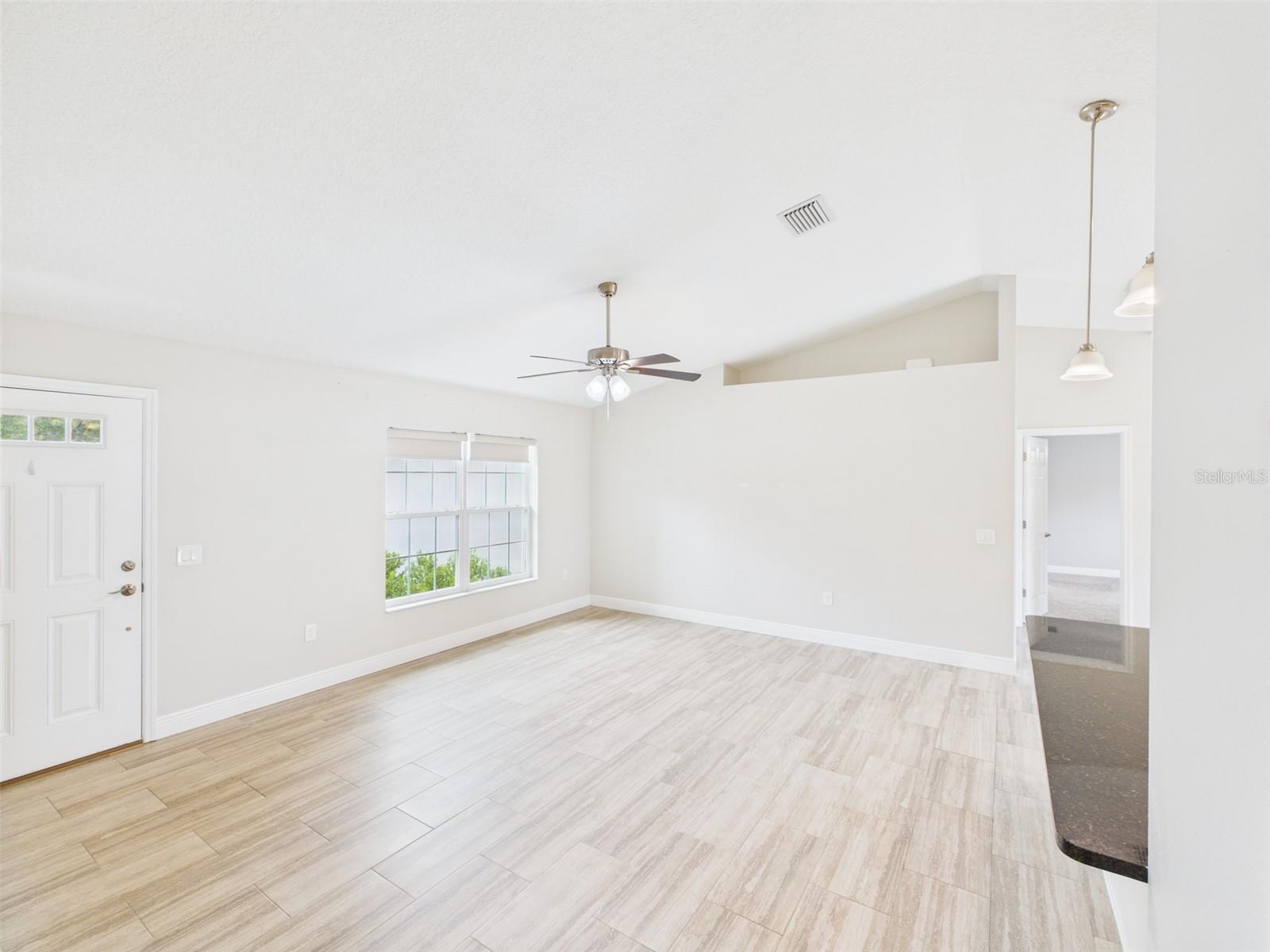 Listing photo id 3 for 1899 Oliver Drive