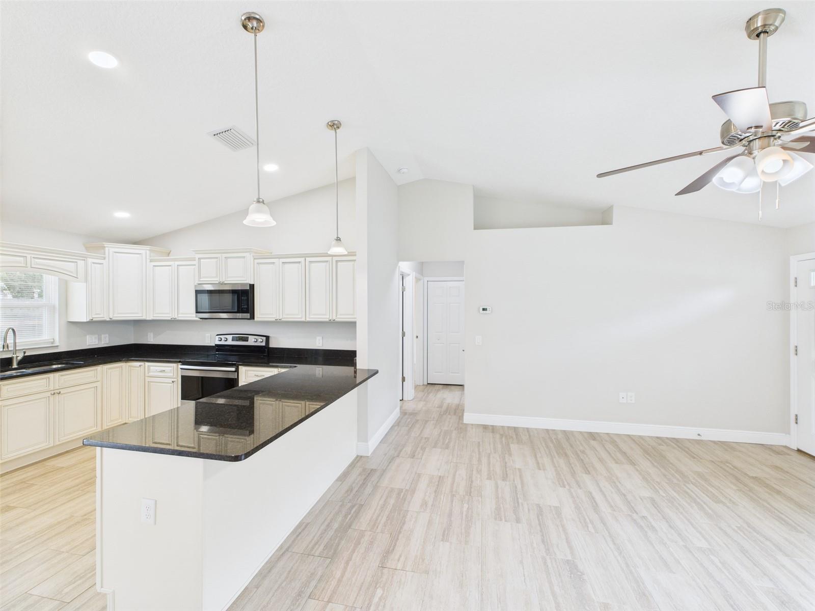 Listing photo id 4 for 1899 Oliver Drive