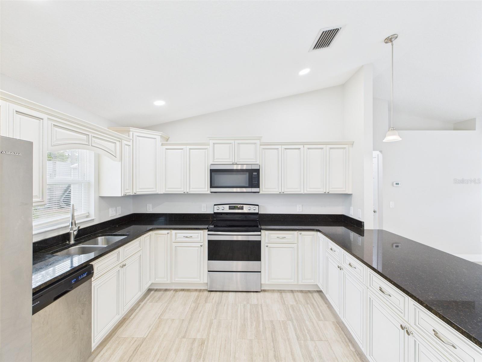 Listing photo id 5 for 1899 Oliver Drive