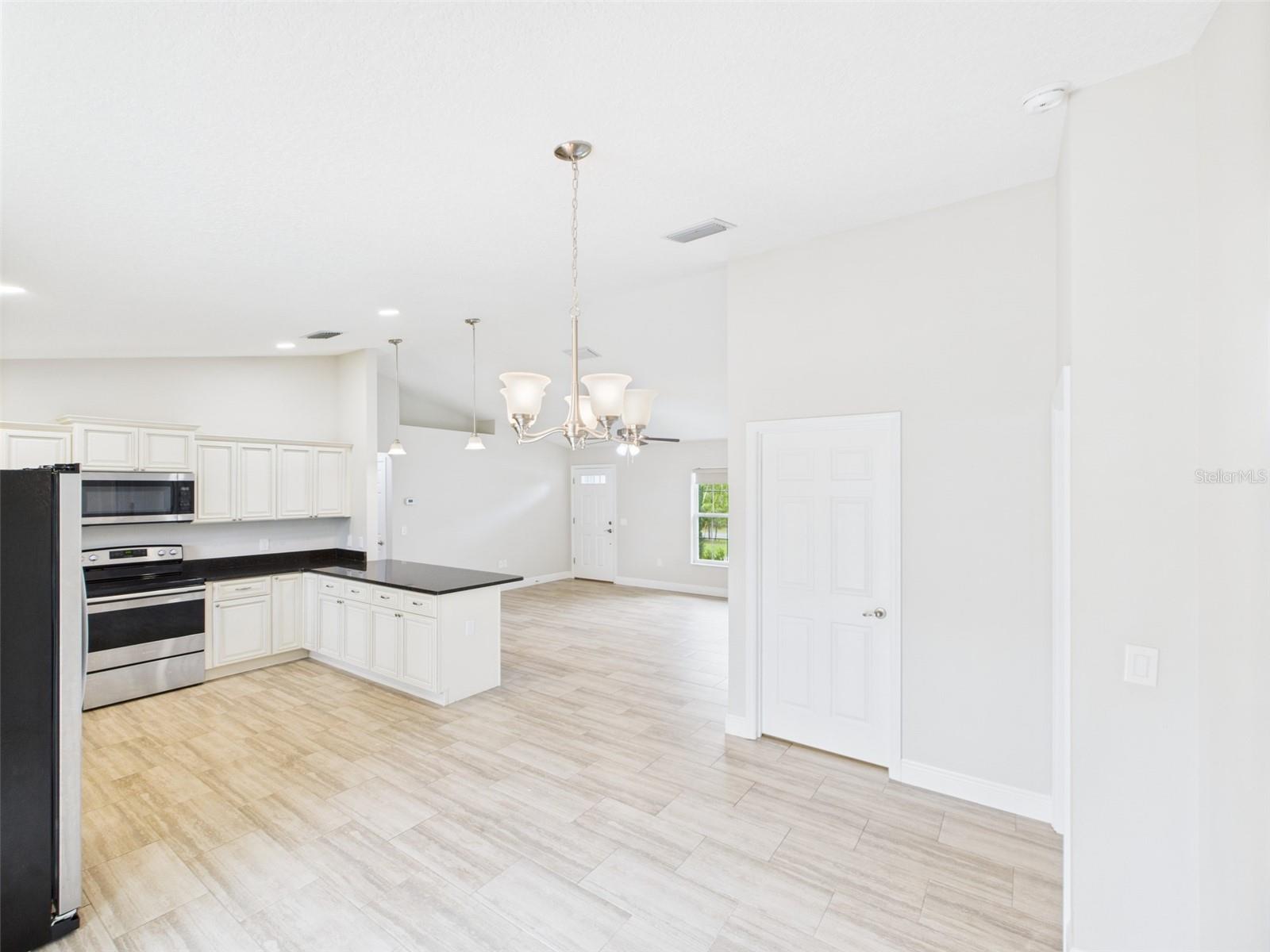 Listing photo id 6 for 1899 Oliver Drive