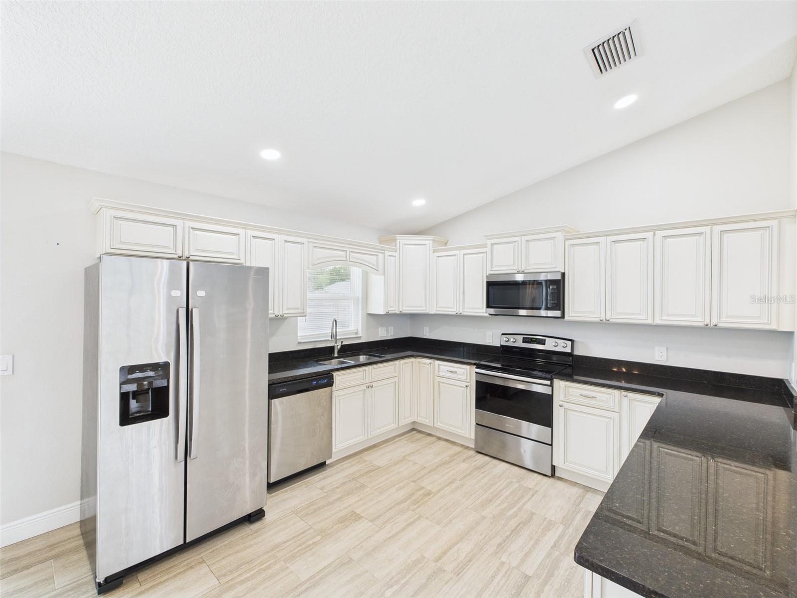 Listing photo id 7 for 1899 Oliver Drive