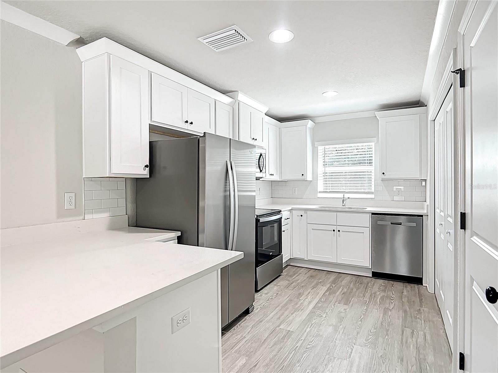 Listing photo id 3 for 9030- 9032 Travis Drive