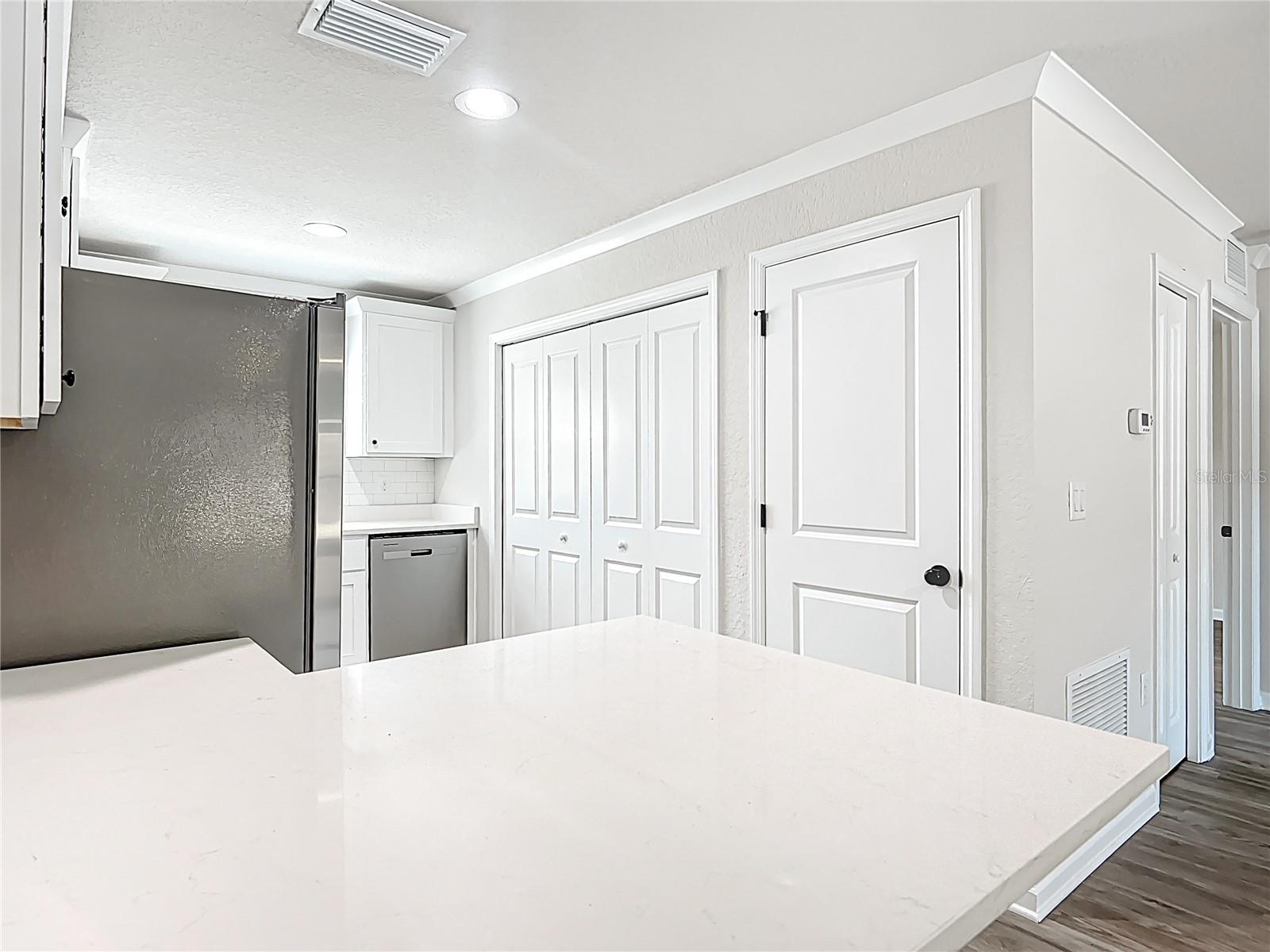 Listing photo id 4 for 9030- 9032 Travis Drive