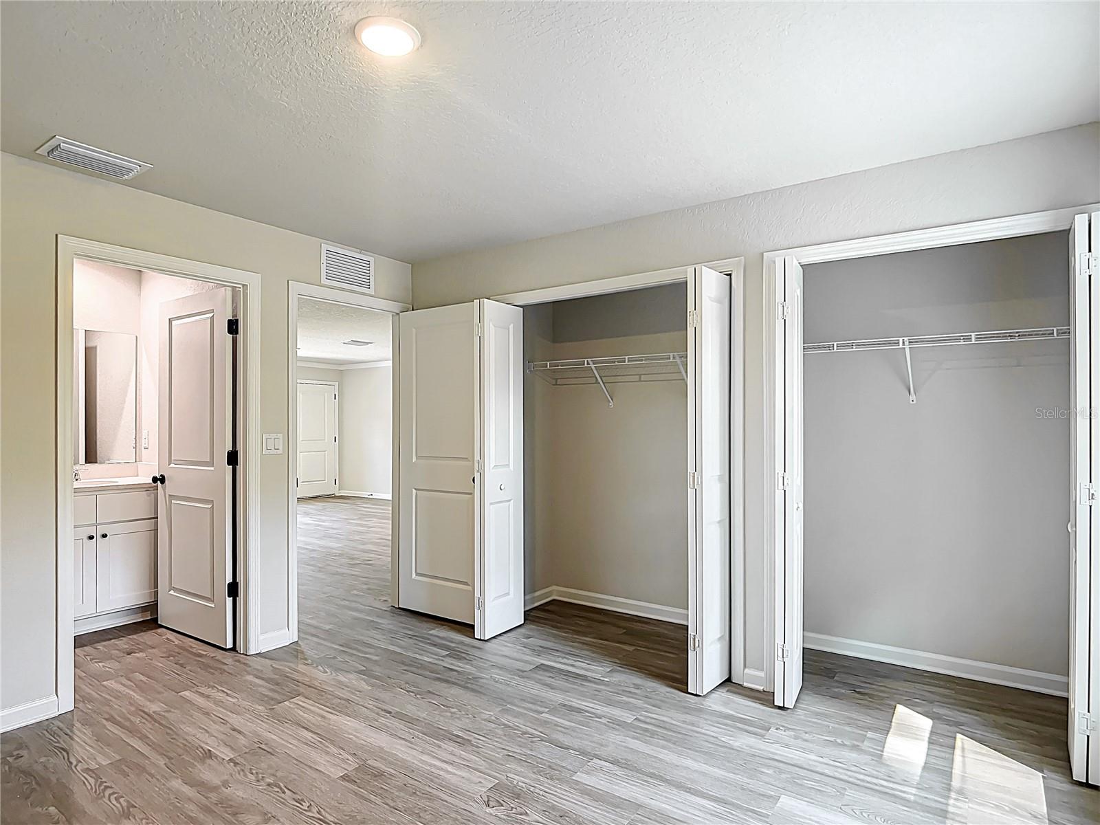 Listing photo id 5 for 9030- 9032 Travis Drive
