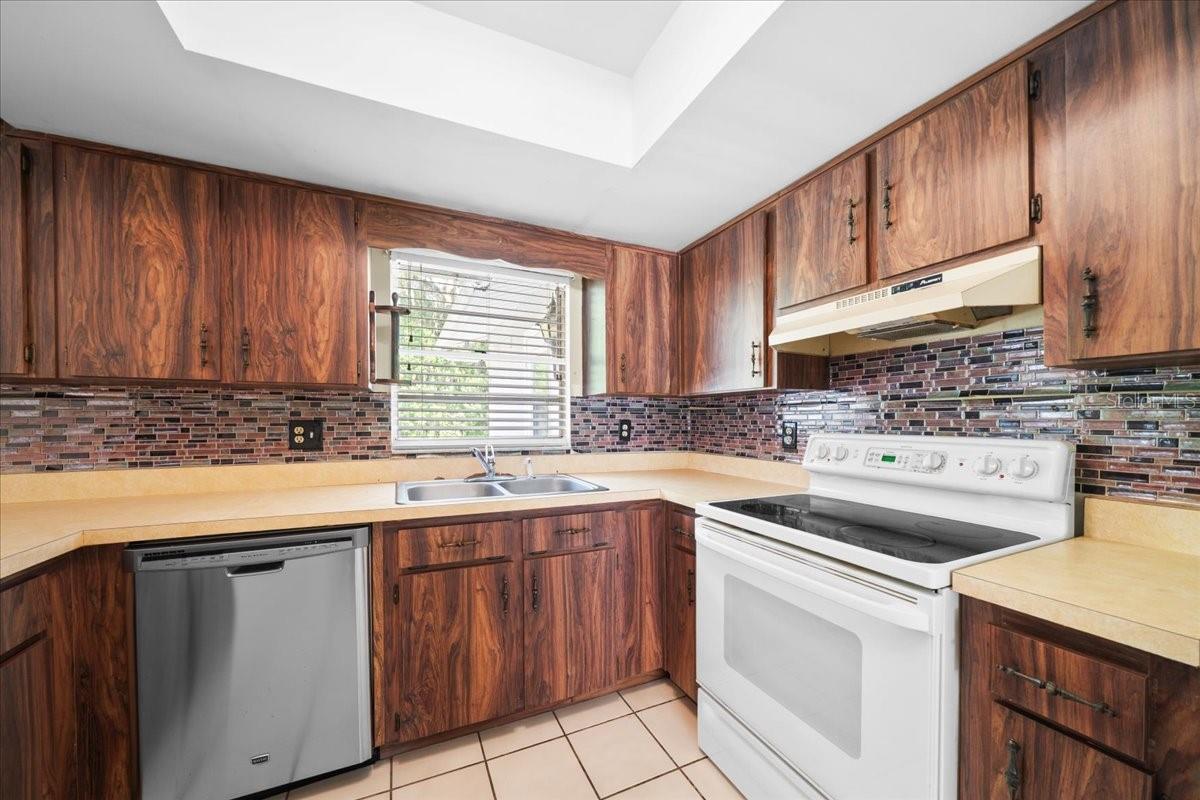 Listing photo id 17 for 1928 14th Avenue
