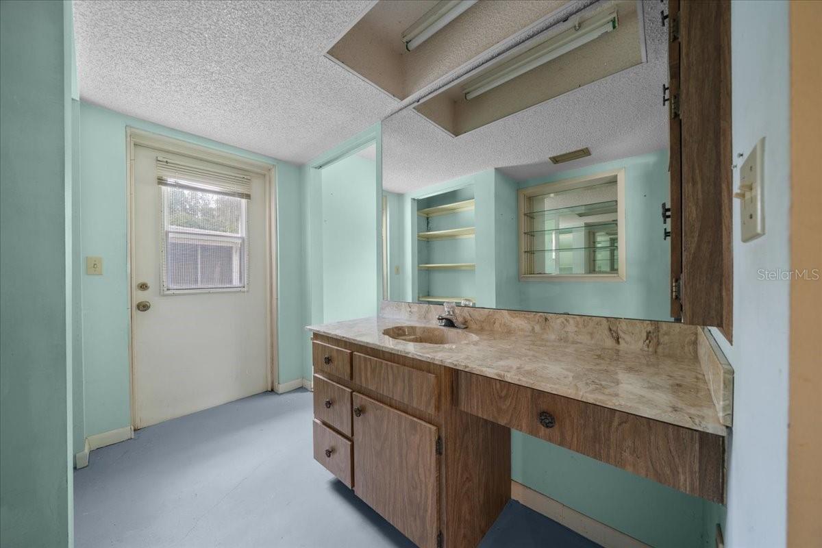 Listing photo id 32 for 1928 14th Avenue