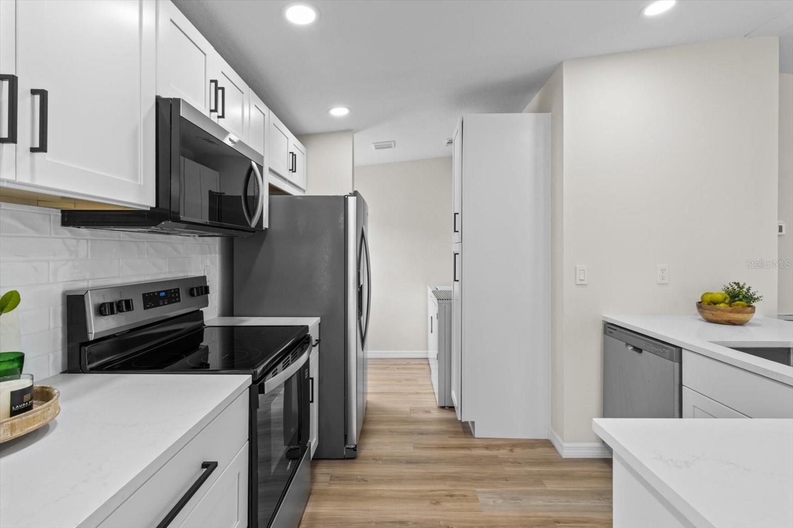 Listing photo id 13 for 4319 Elm Drive