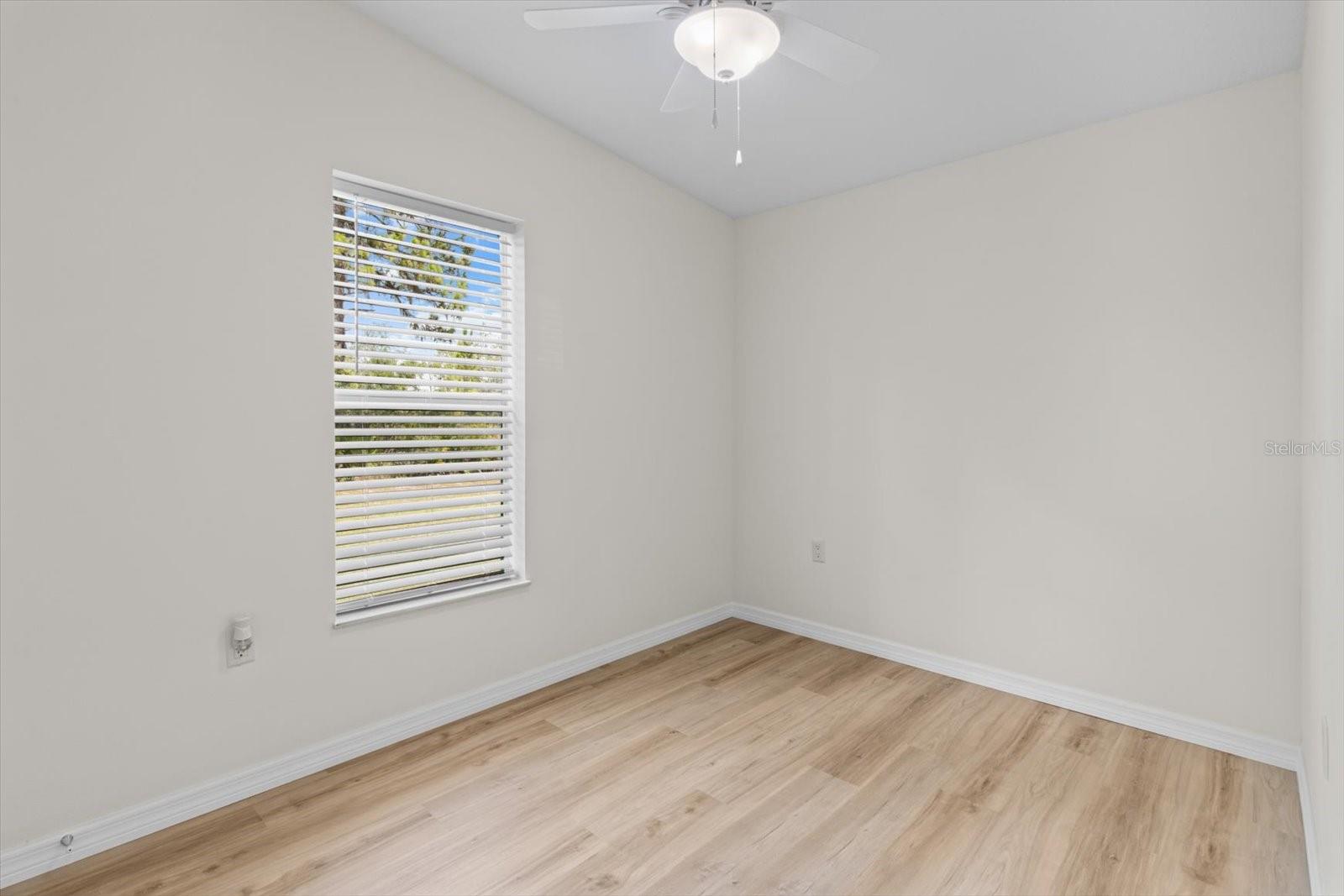 Listing photo id 24 for 4319 Elm Drive