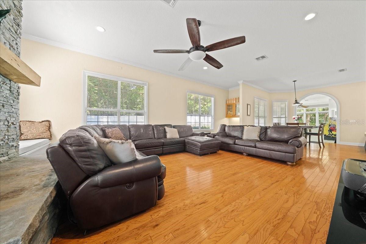 Image 21 of 51 For 645 48th Lane