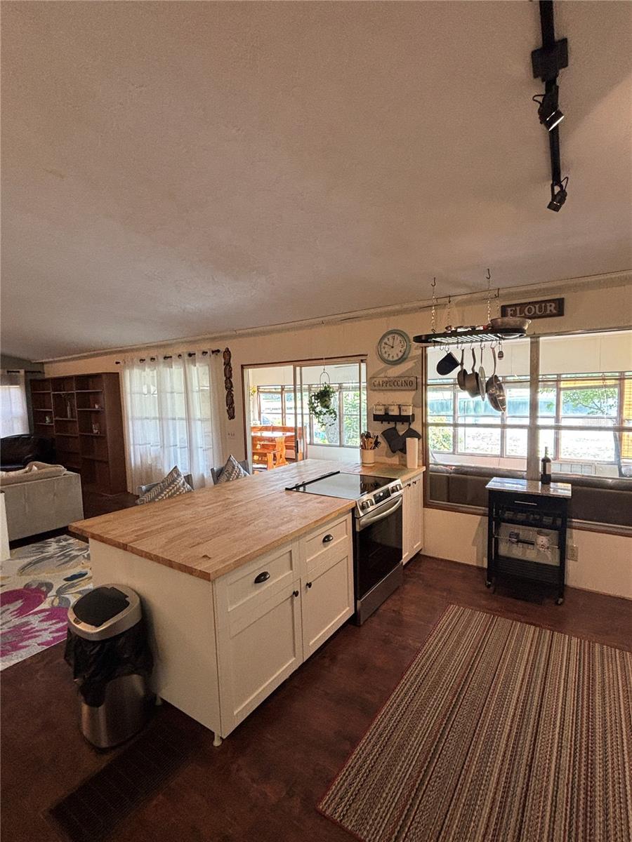 Listing photo id 25 for 16585 57th Place