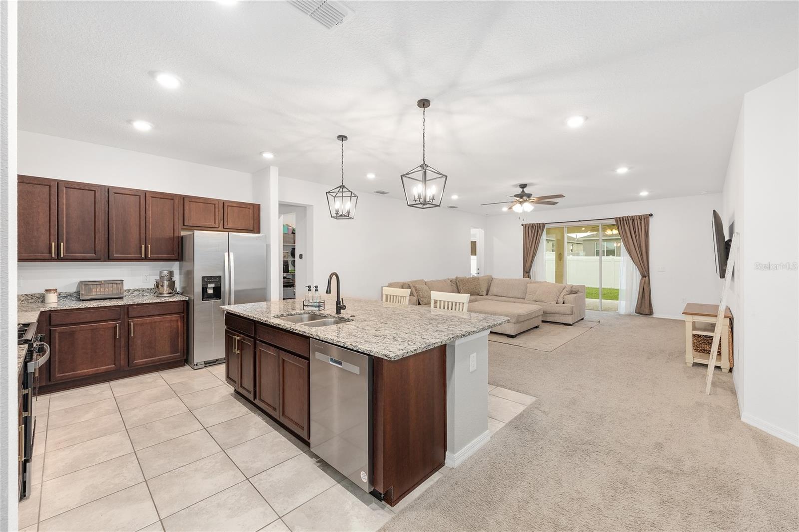 Listing photo id 9 for 6541 73rd Avenue