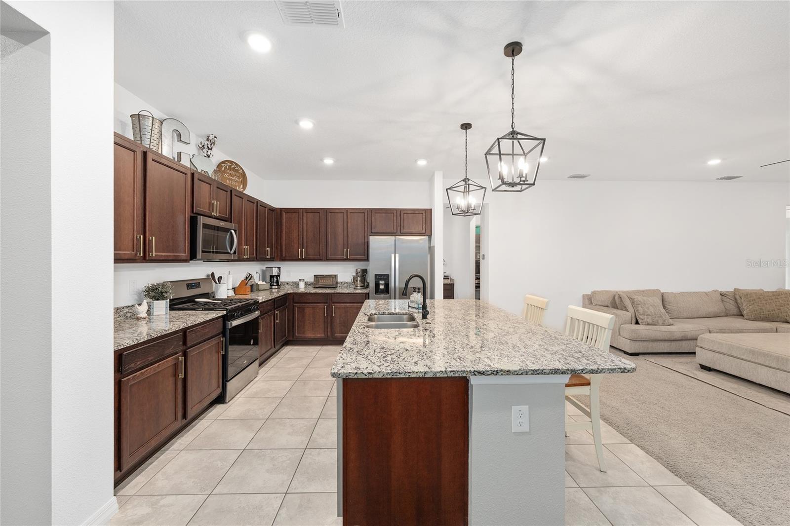 Listing photo id 10 for 6541 73rd Avenue