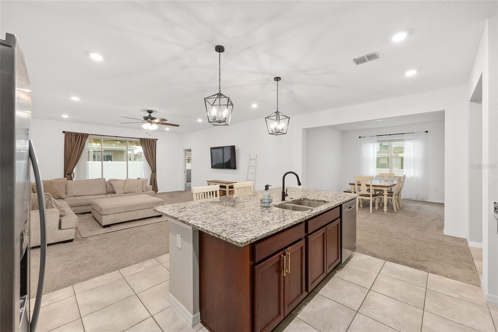 Listing photo id 14 for 6541 73rd Avenue