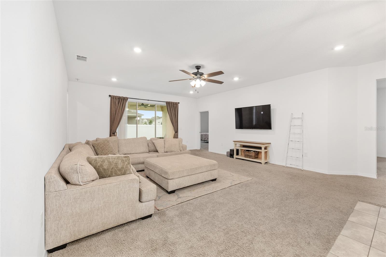 Listing photo id 23 for 6541 73rd Avenue