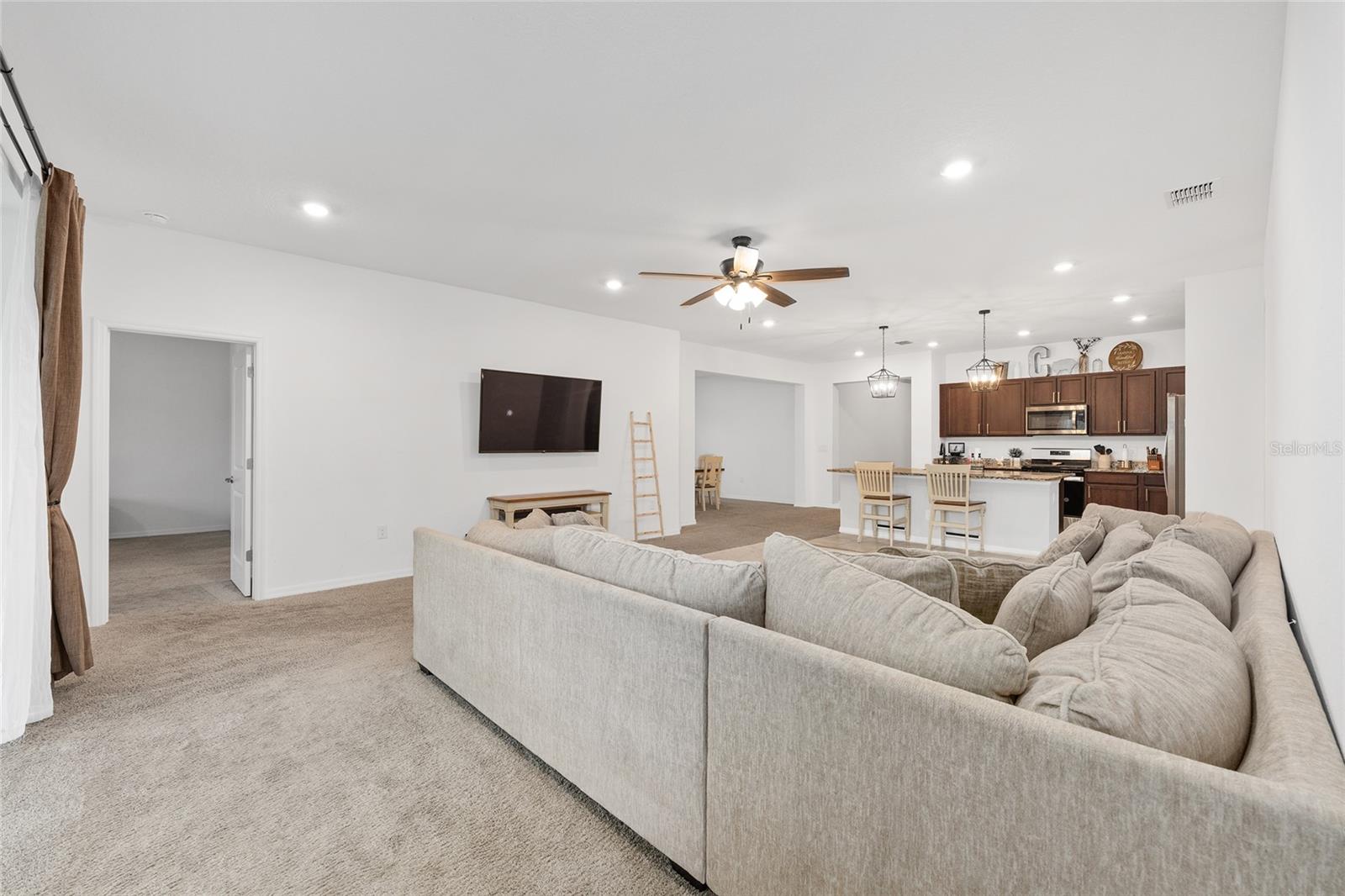 Listing photo id 24 for 6541 73rd Avenue
