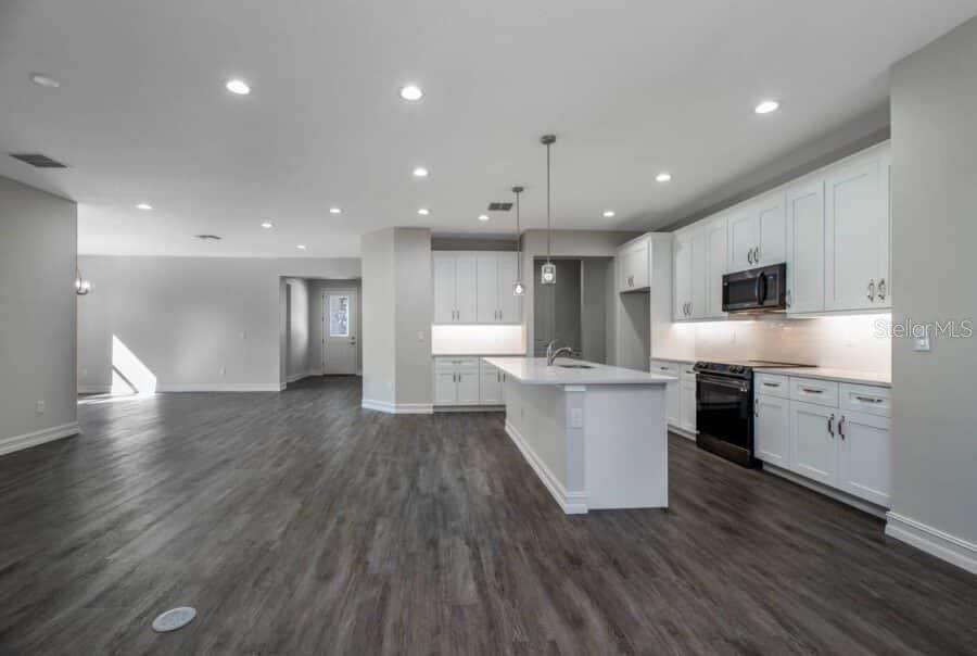 Image 11 of 19 For 10512 49th Avenue Road