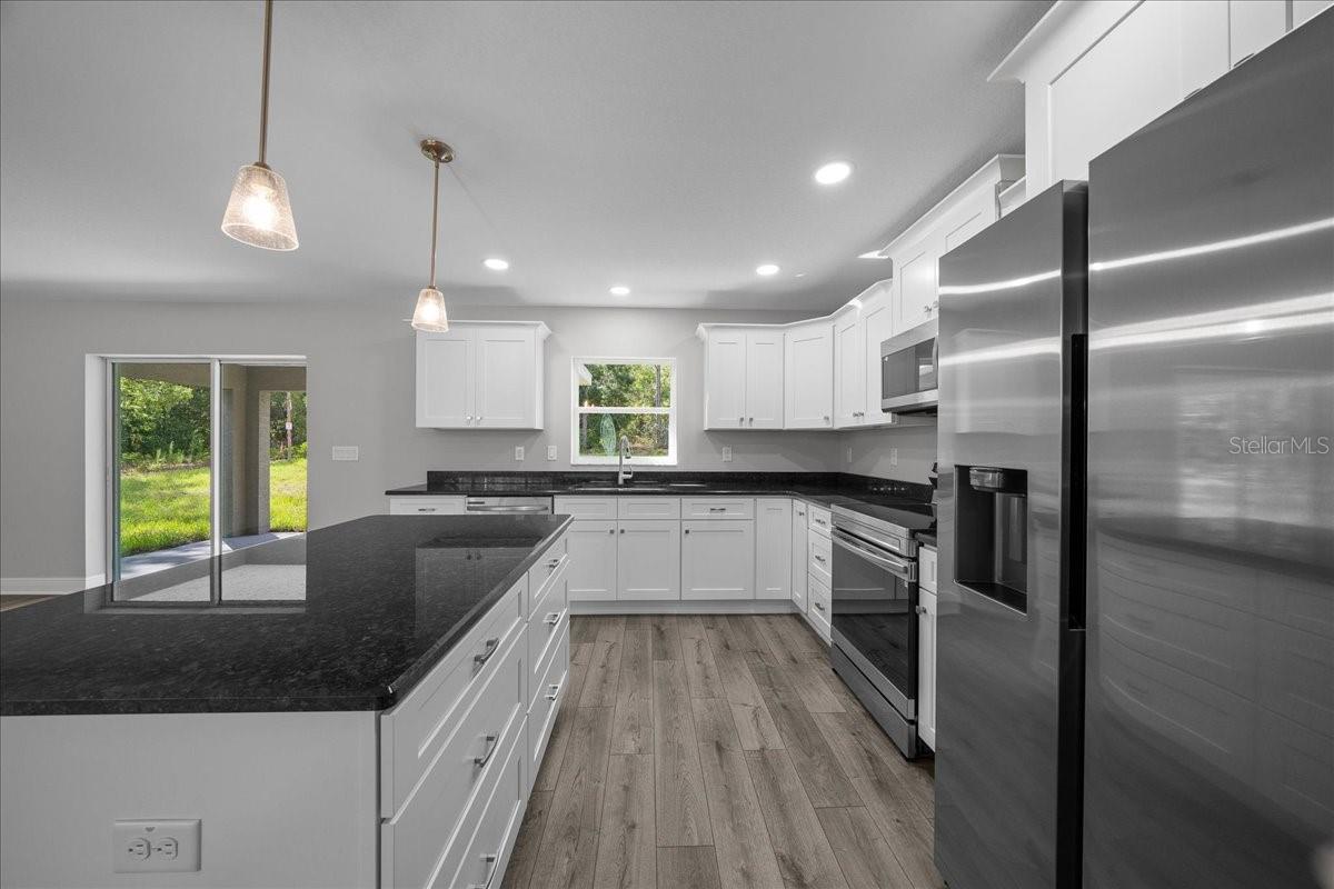 Listing photo id 13 for 9195 Athens Drive