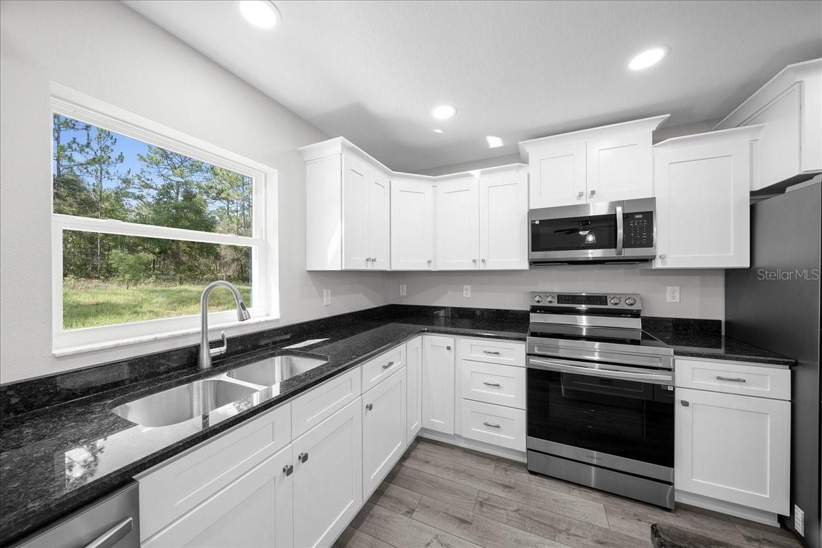 Listing photo id 14 for 9195 Athens Drive
