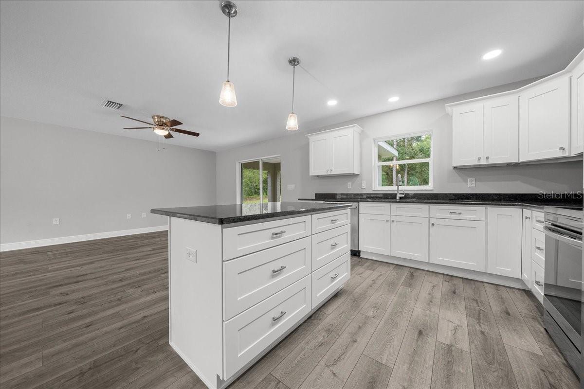 Listing photo id 15 for 9195 Athens Drive