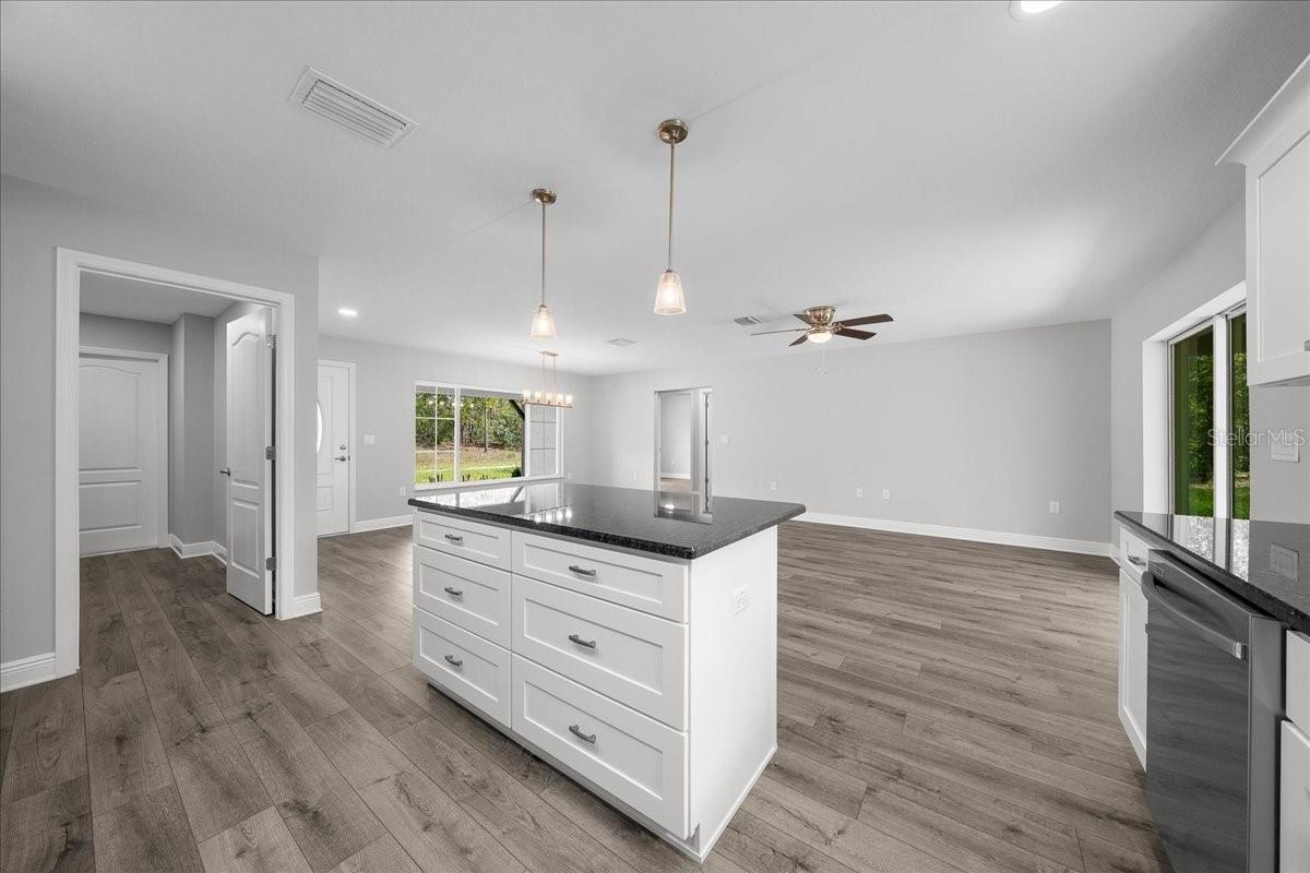 Listing photo id 16 for 9195 Athens Drive
