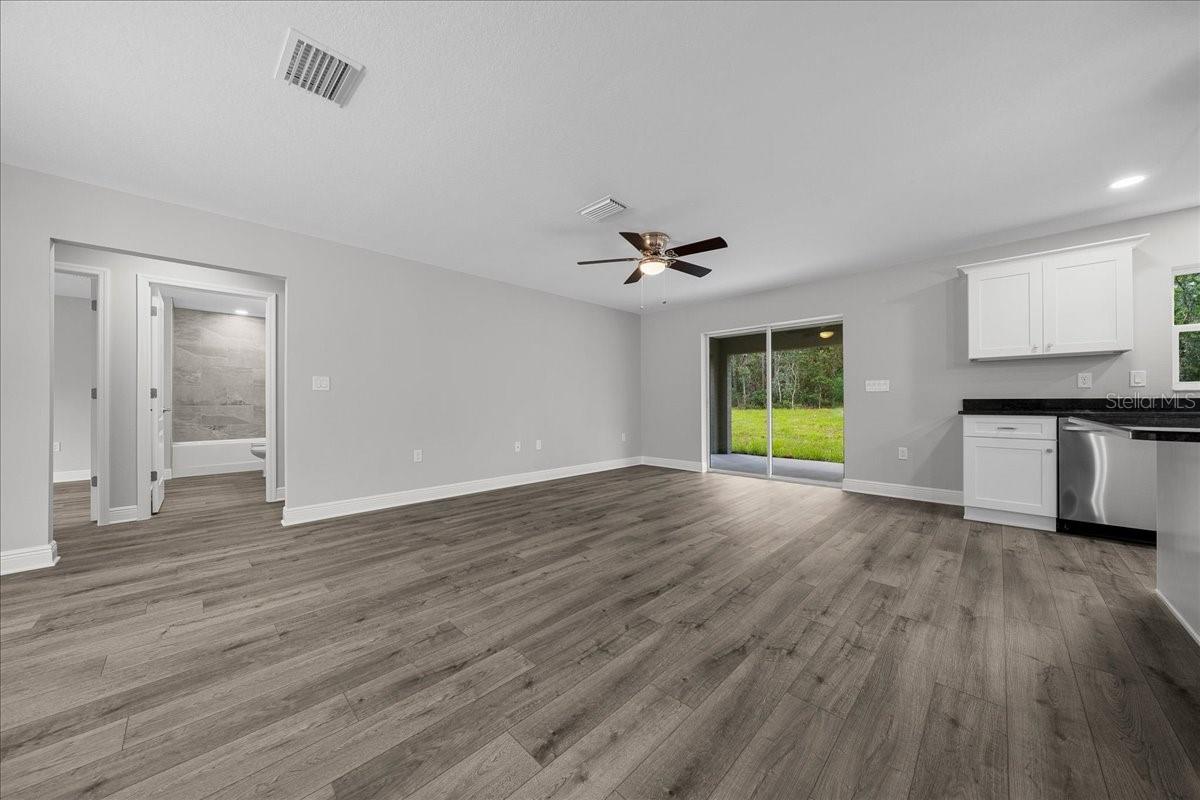 Listing photo id 18 for 9195 Athens Drive