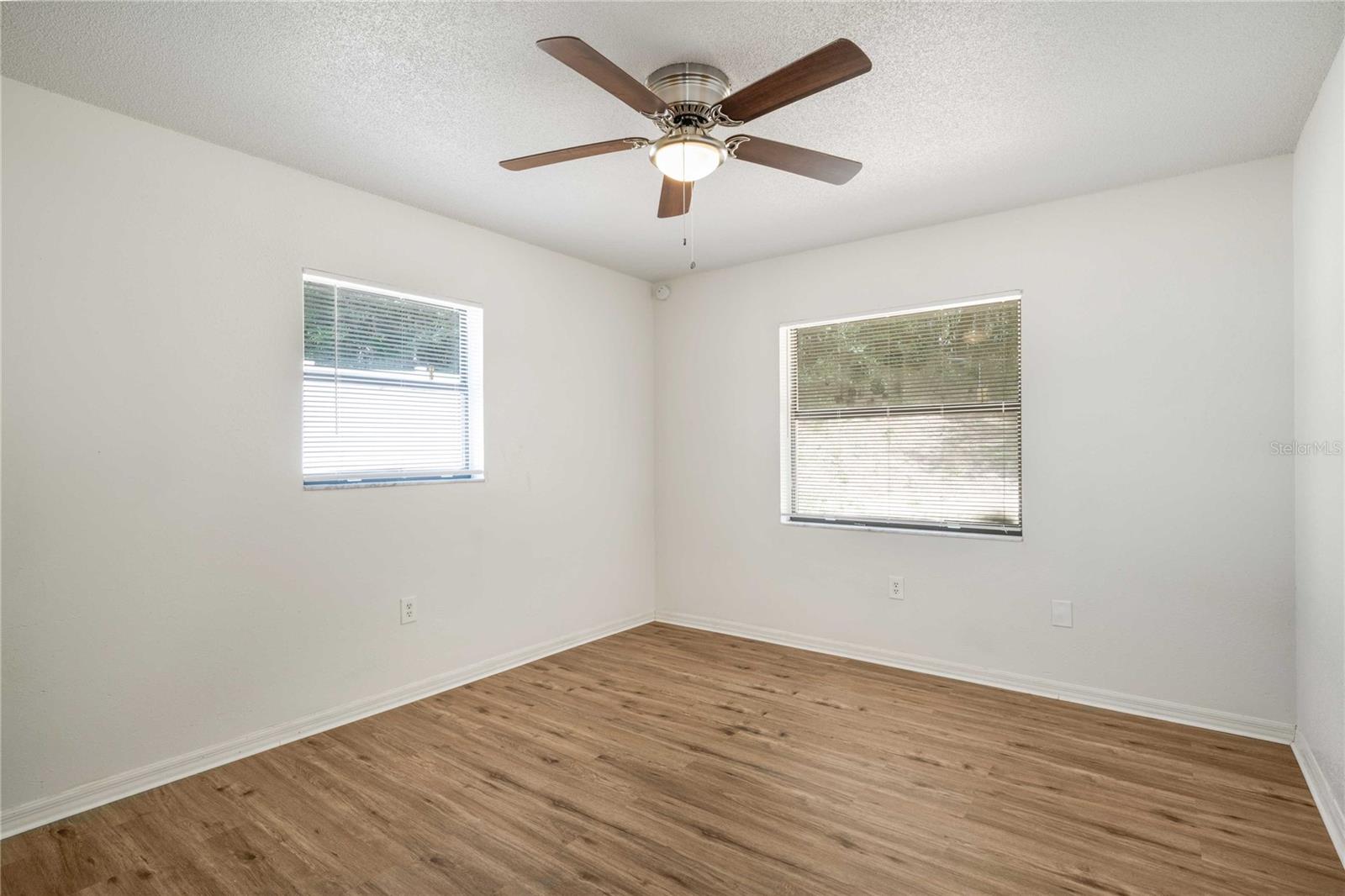 Listing photo id 9 for 920 Yale Lane