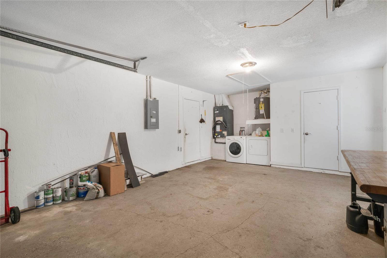 Listing photo id 11 for 920 Yale Lane