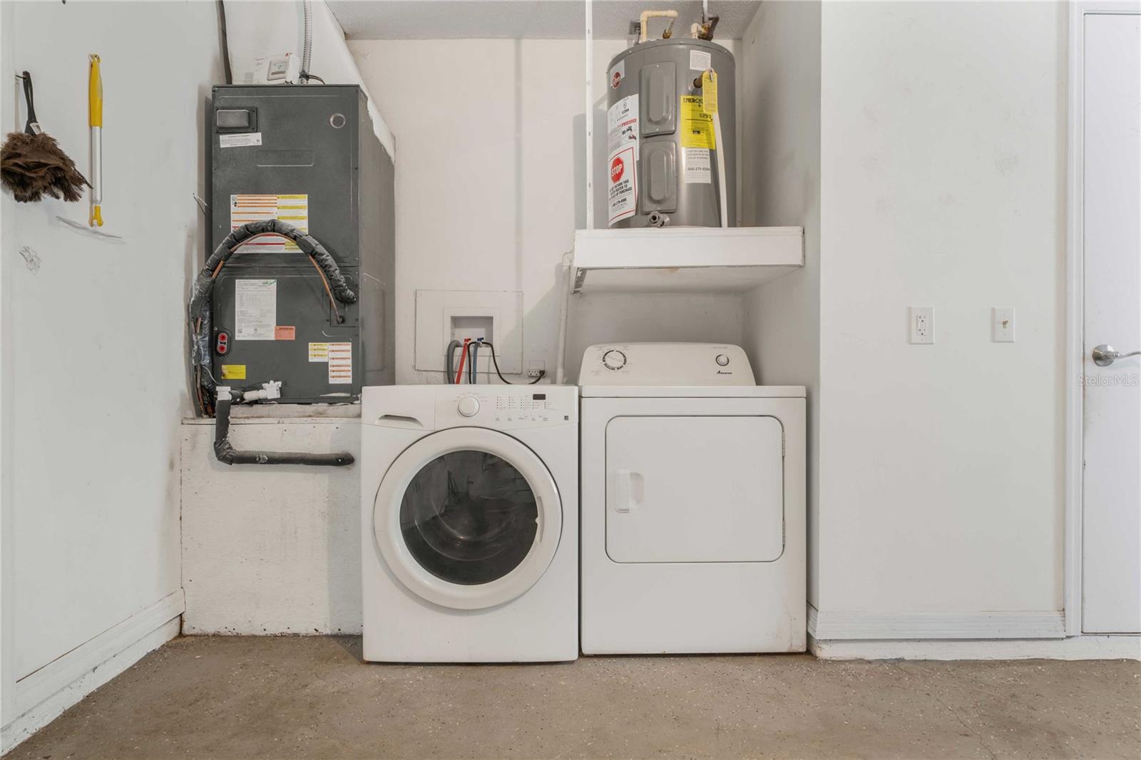 Listing photo id 12 for 920 Yale Lane