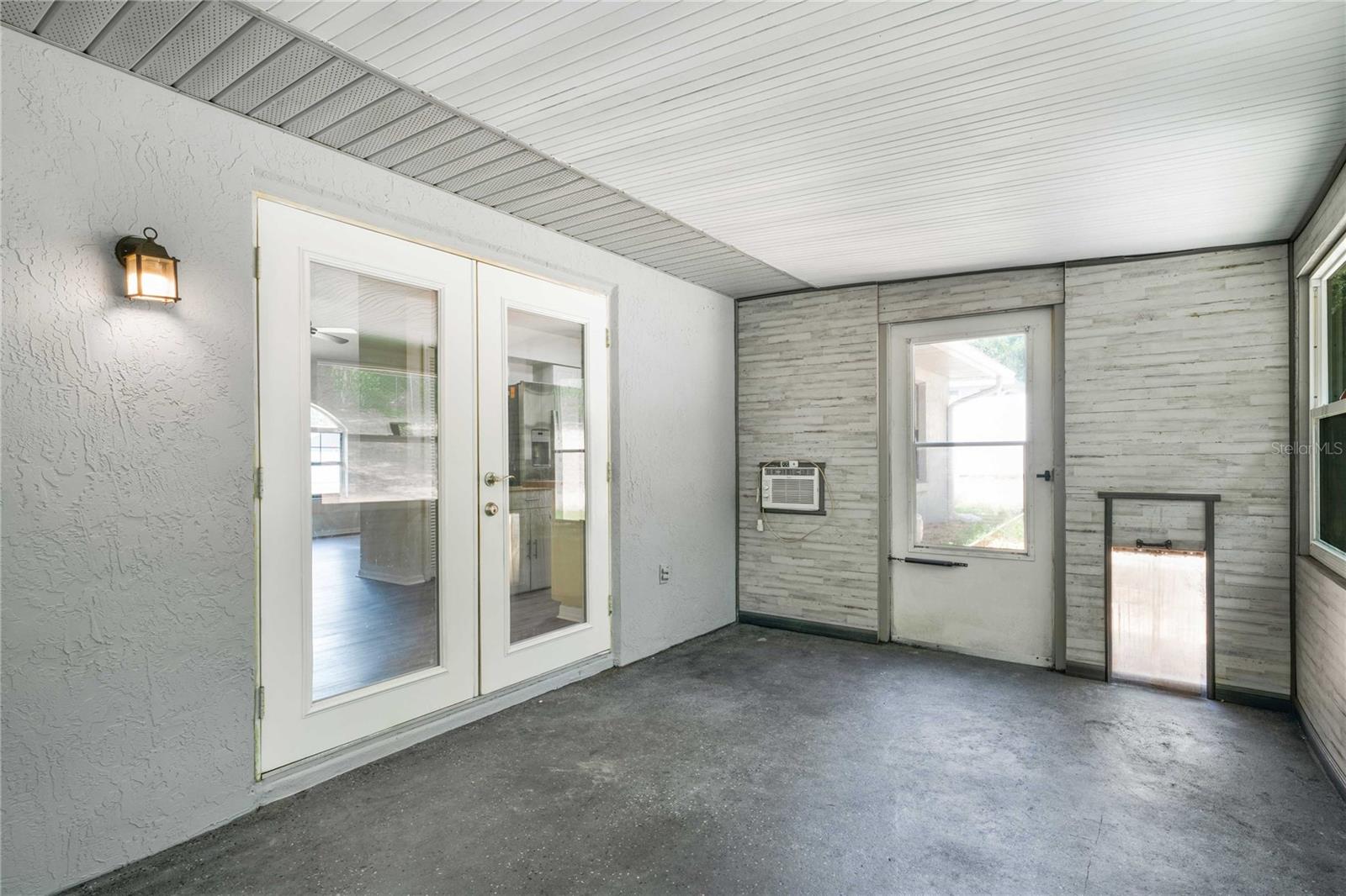 Listing photo id 13 for 920 Yale Lane