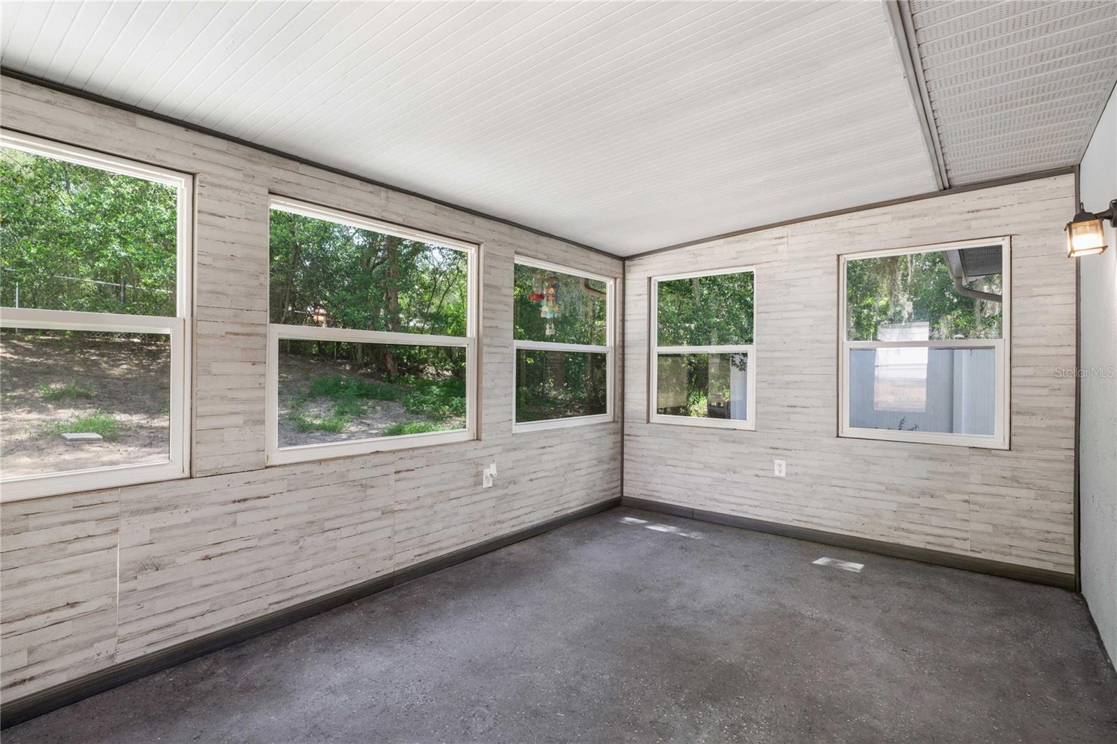 Listing photo id 14 for 920 Yale Lane